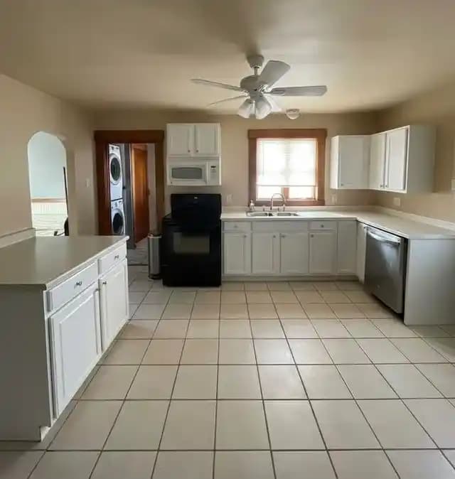 Beyaz Mutfak Dolapları İçin Uyumlu Duvar Rengi ve Geçici Zemin Çözümleri