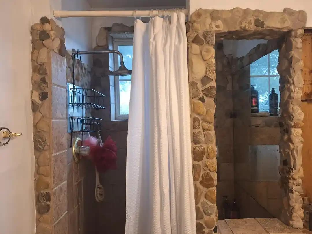 Doğal Taşlı Duş Alanlarını Spa Hissi Veren Mekanlara Dönüştürme Yöntemleri