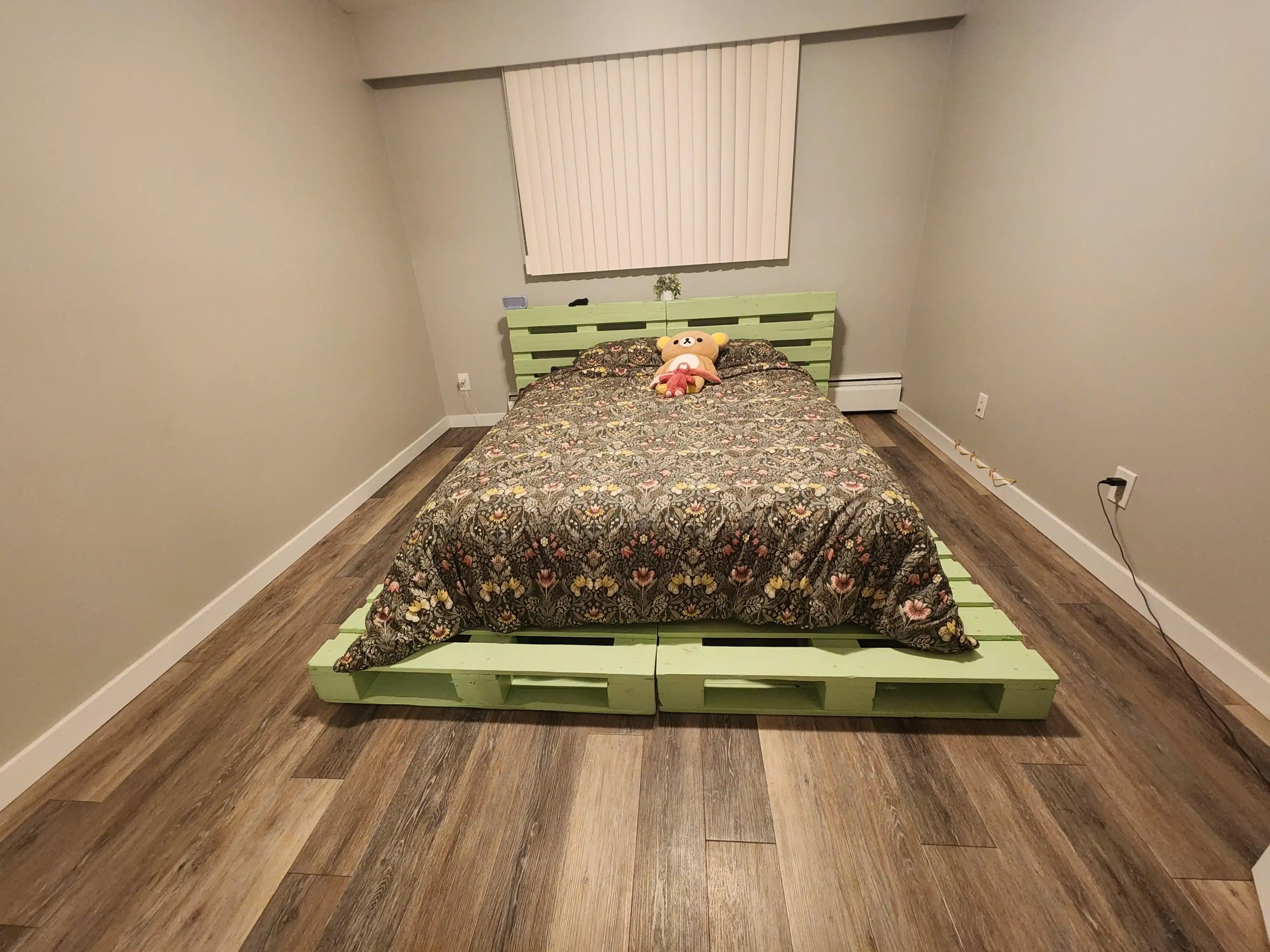 Küçük Yatak Odalarında Palet Yatak Kullanımı ve Fonksiyonel Dekorasyon Önerileri