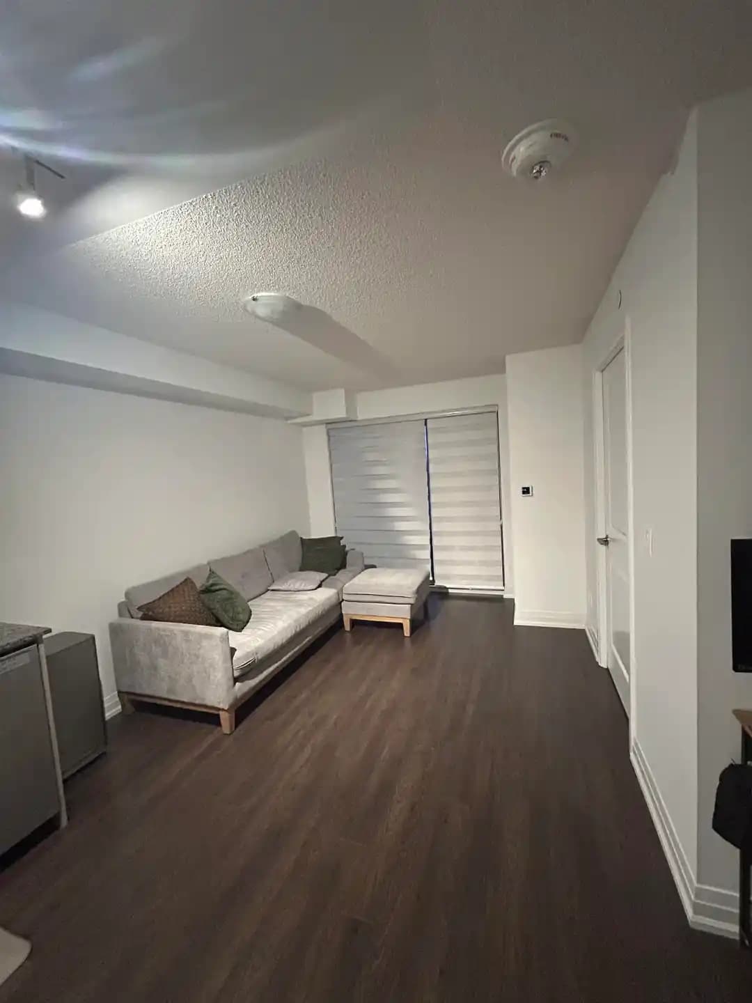 Oturma Odası Dekorasyonunda Mekan Planlaması, Renk Uyumu ve Teknoloji Entegrasyonu