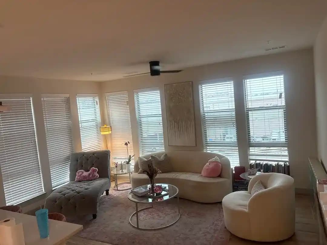 Oturma Odası Dekorasyonunda Renk, Mobilya ve Aydınlatma ile Denge Sağlama Yöntemleri