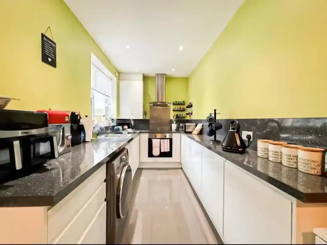 Sarı Mutfaklarda Beyaz ve Siyah Dolap Seçiminin Estetik ve Fonksiyonel Analizi