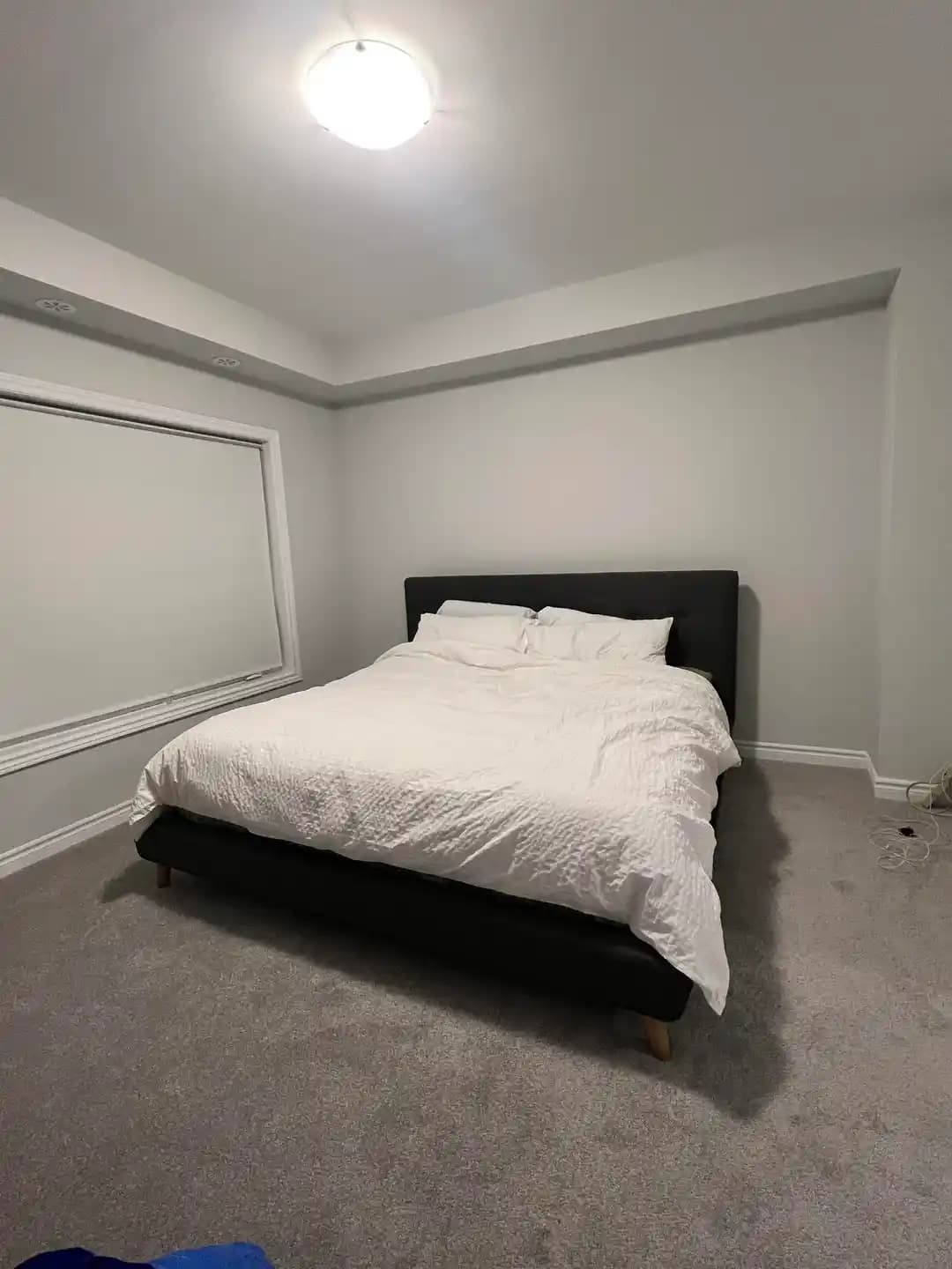 Yatak Odası Dekorasyonunda Gri Tonları ve Canlı Renklerle Stil Seçimleri