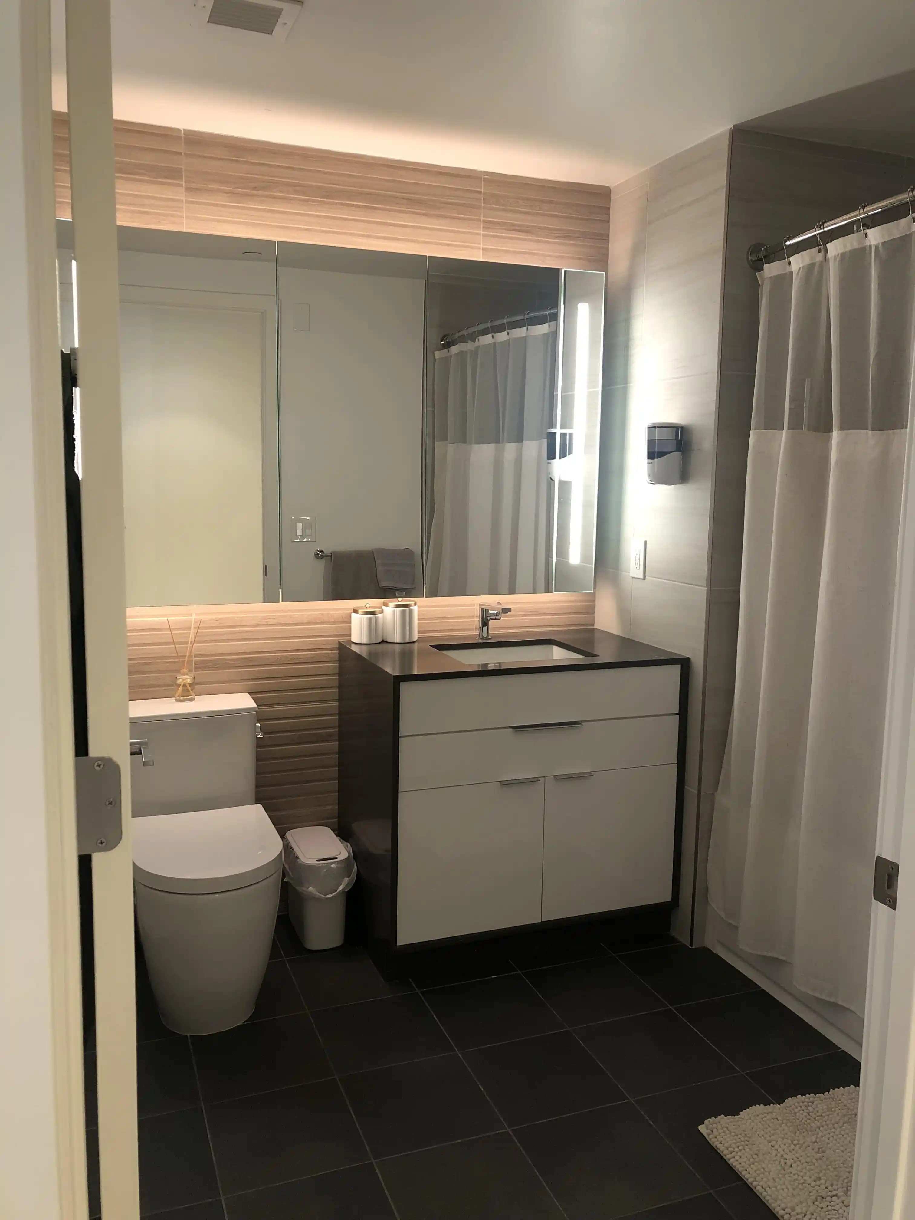 Banyonuzu Daha Sıcak ve Davetkar Hale Getirmenin Etkili Dekorasyon Yöntemleri