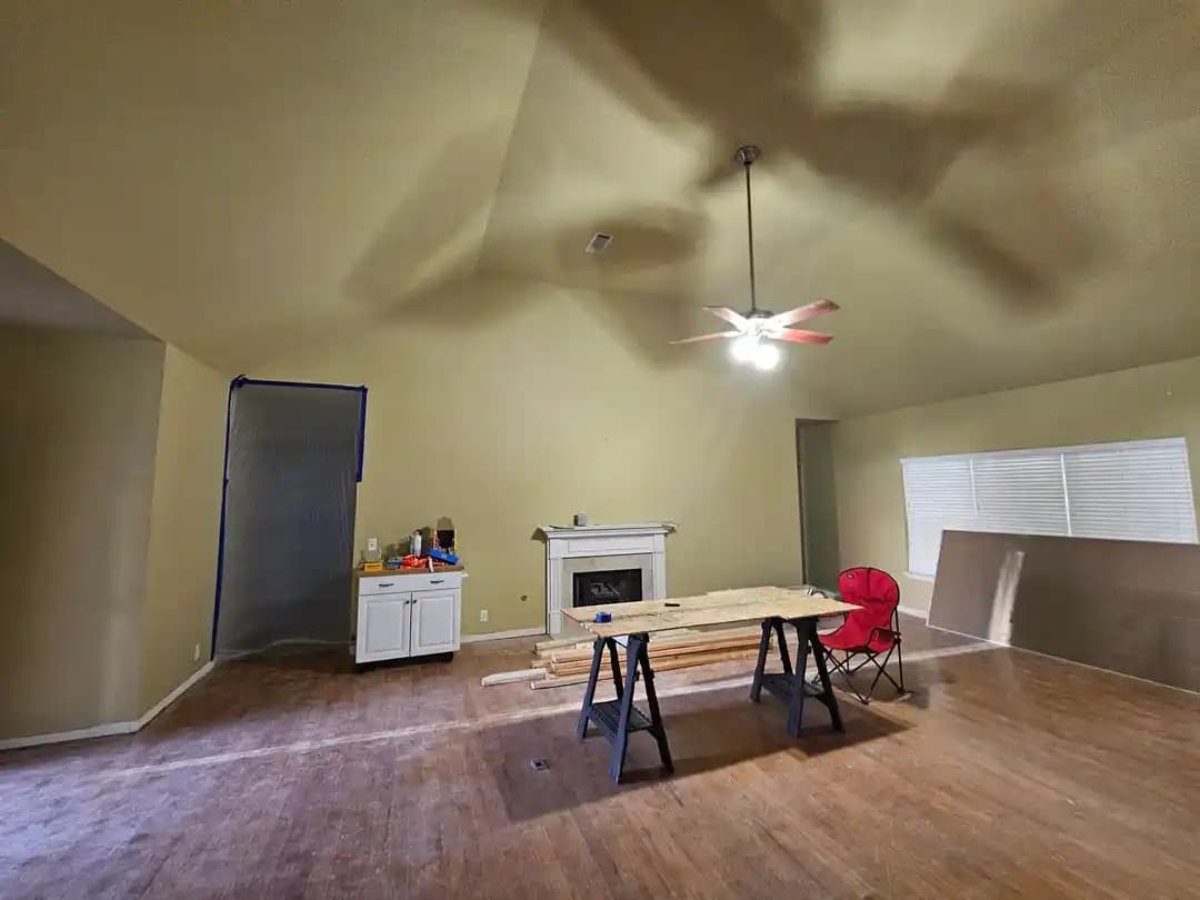 Büyük ve Yüksek Tavanlı Odalarda Karanlık Hissi Azaltmak İçin Boyama Teknikleri ve Renk Seçimi