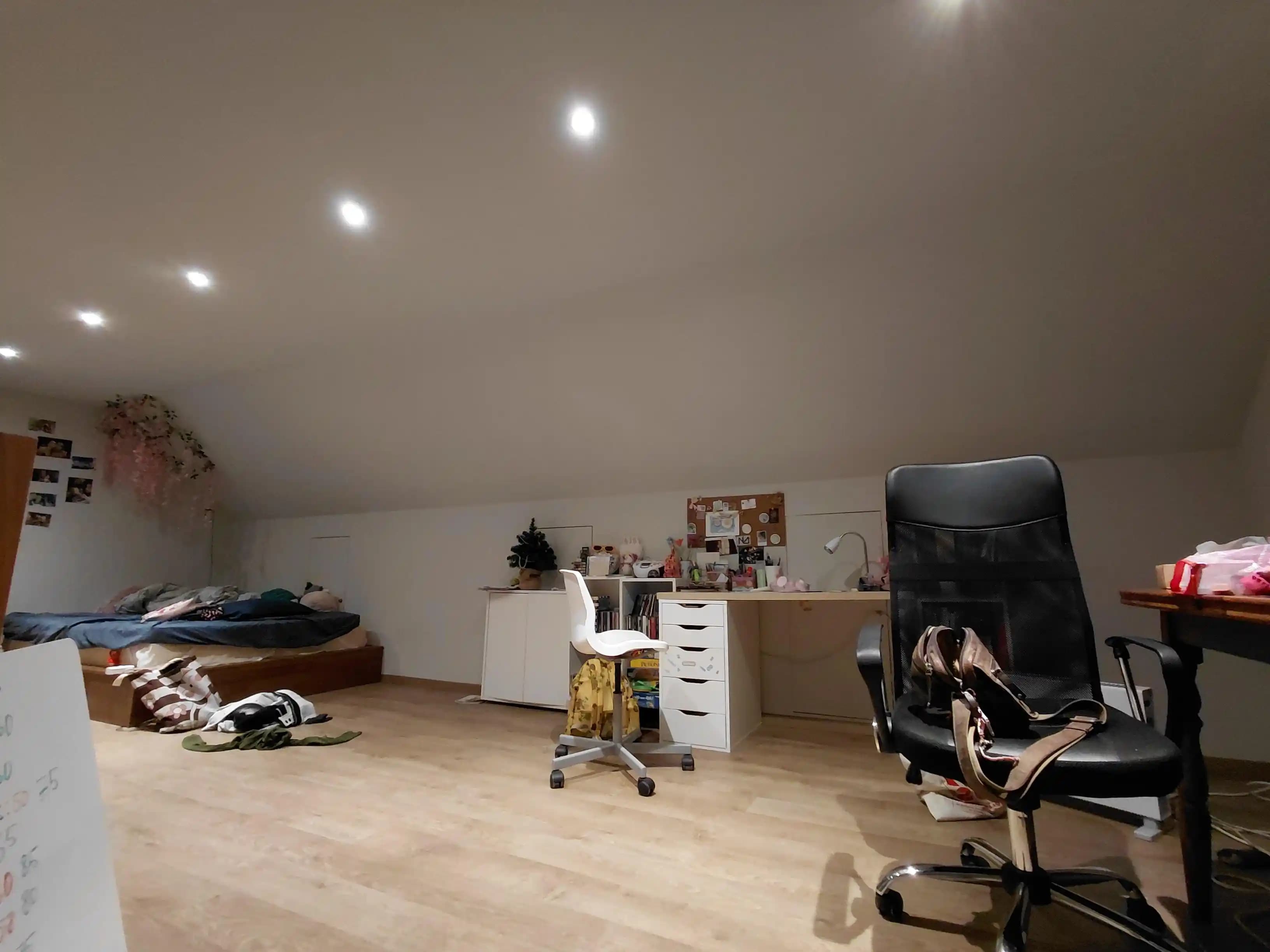 Eğimli Tavanlı Odalarda Maksimalist Dekorasyon ve Fonksiyonel Düzenleme Yöntemleri