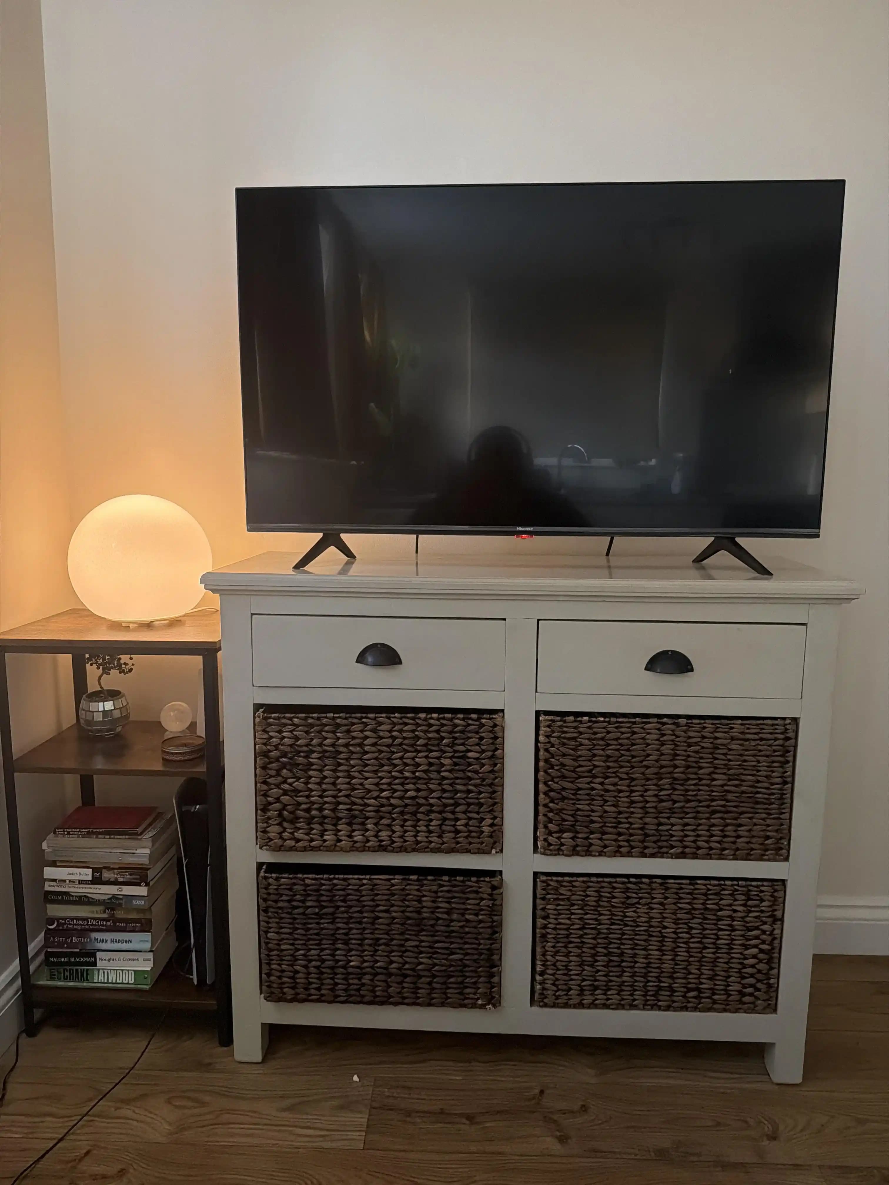 Organik Modern Tarzda Televizyon Sehpası Renk Seçimi ve Uyum Analizi