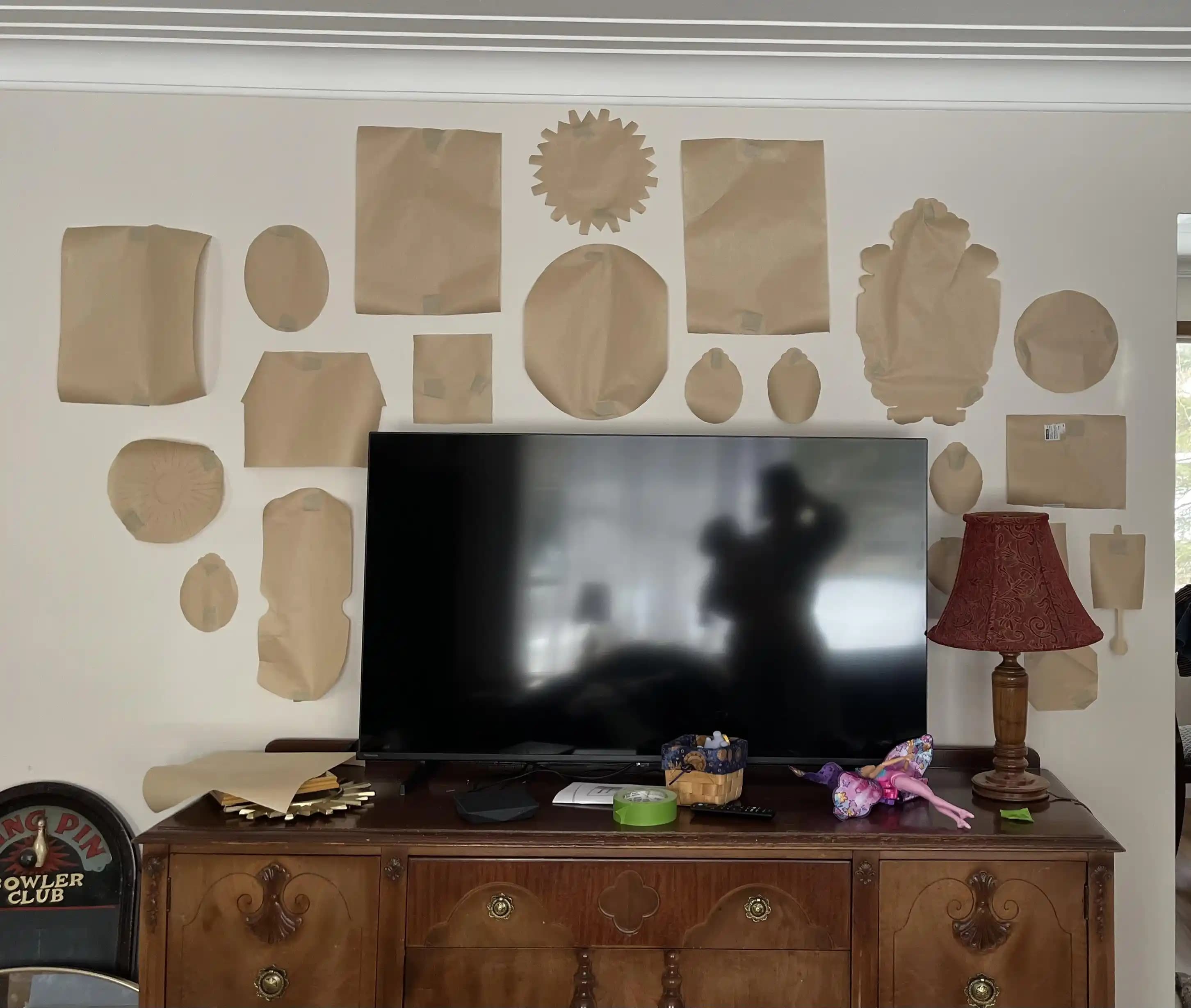 TV Duvarında Galeri Duvarı Düzenlemesi: Tasarımda Görsel Denge ve Estetik Yaklaşımlar