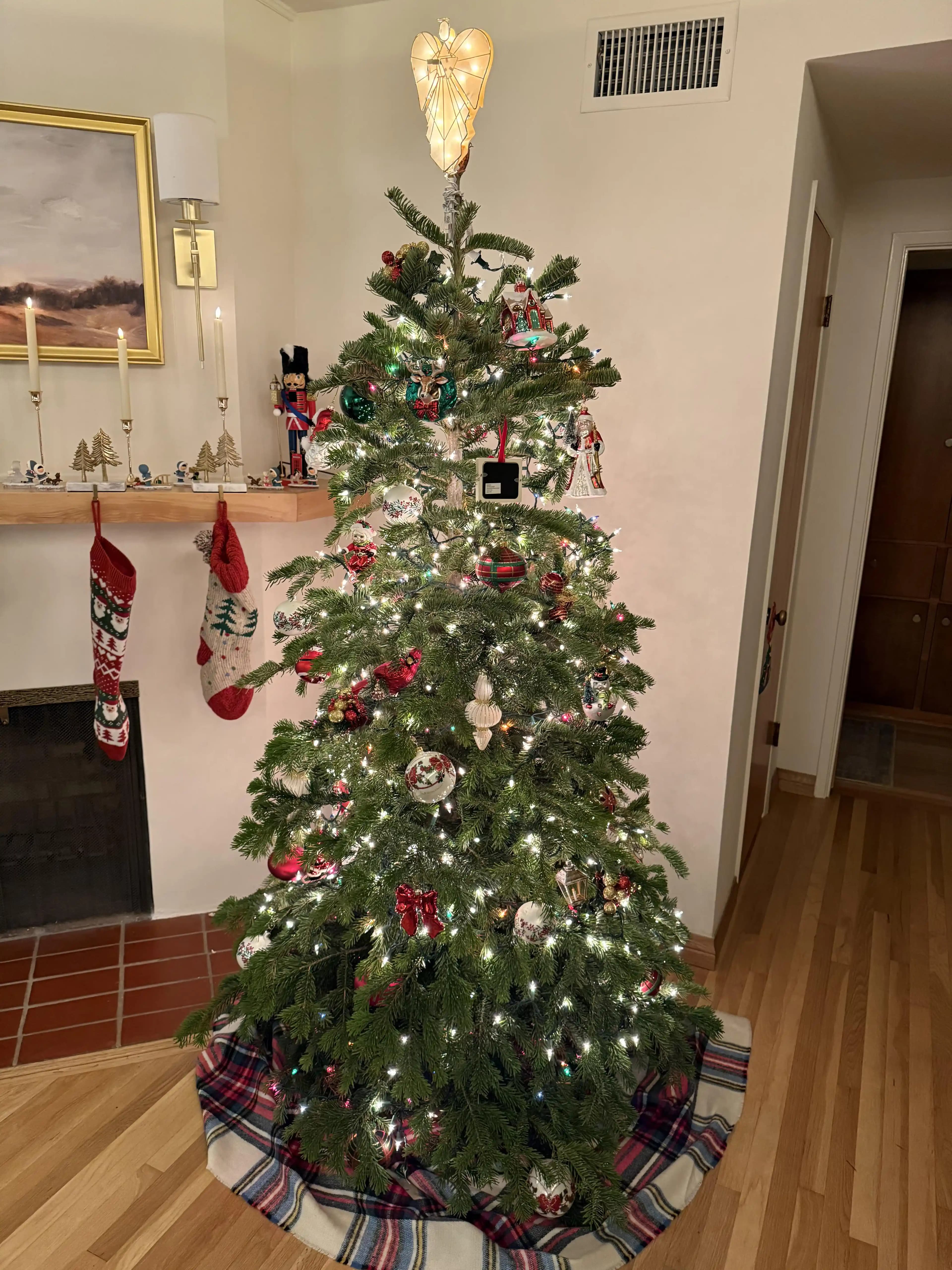 Yılbaşı Ağacı Dekorasyonunda Eksik Unsurlar ve Estetik Tamamlama Yöntemleri