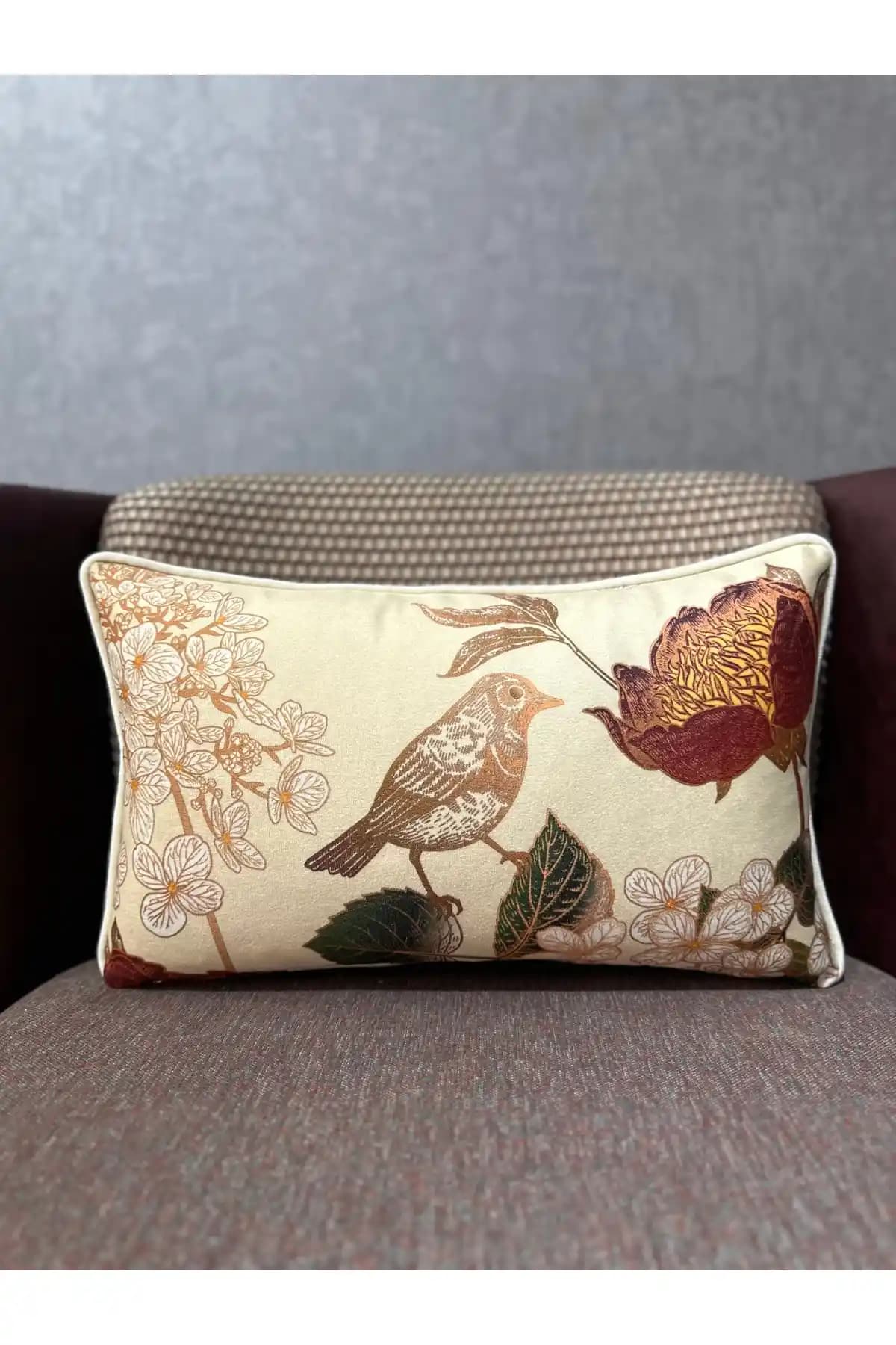 Fabricland İthal İpek Kadife Kuşlu Desen Krem Kırlent Kılıfı 30x50 cm ile Şıklık ve Konfor