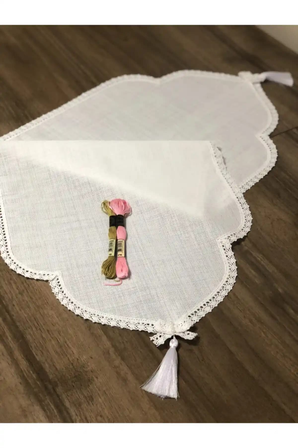 İpekce Kanaviçe Linen Etamin Kumaş Runner ile Şık ve Fonksiyonel Masa Dekorasyonu