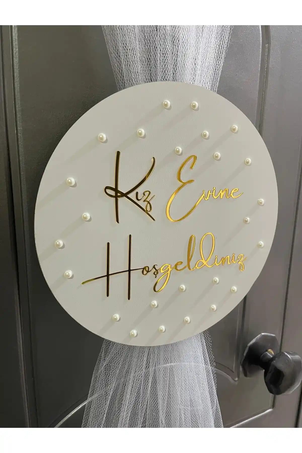 Kız Evine Hoşgeldiniz Ahşap Pleksi Kapı Süsü - Zarif ve Dayanıklı Dekorasyon