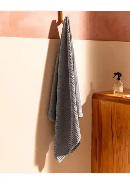 Madame Coco Carla Banyo Havlusu: Şıklık ve Fonksiyonellikte Antrasit Seçenek