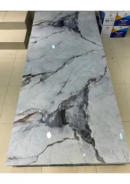 İki Popüler Kendinden Yapışkanlı Duvar Kaplama Ürününün Karşılaştırması ve Kullanım İpuçları